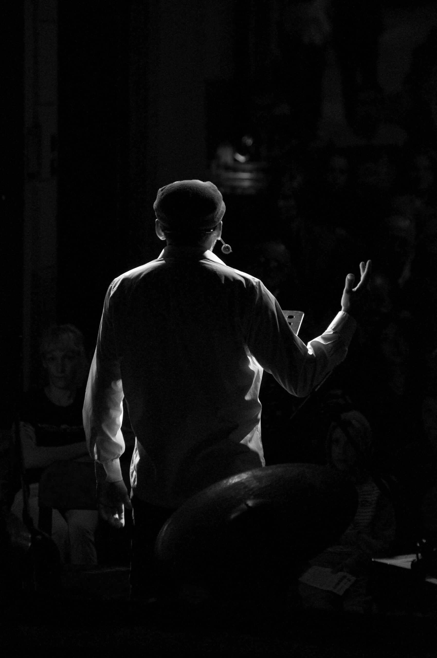 Humor en vivo con risas espontáneas en el escenario